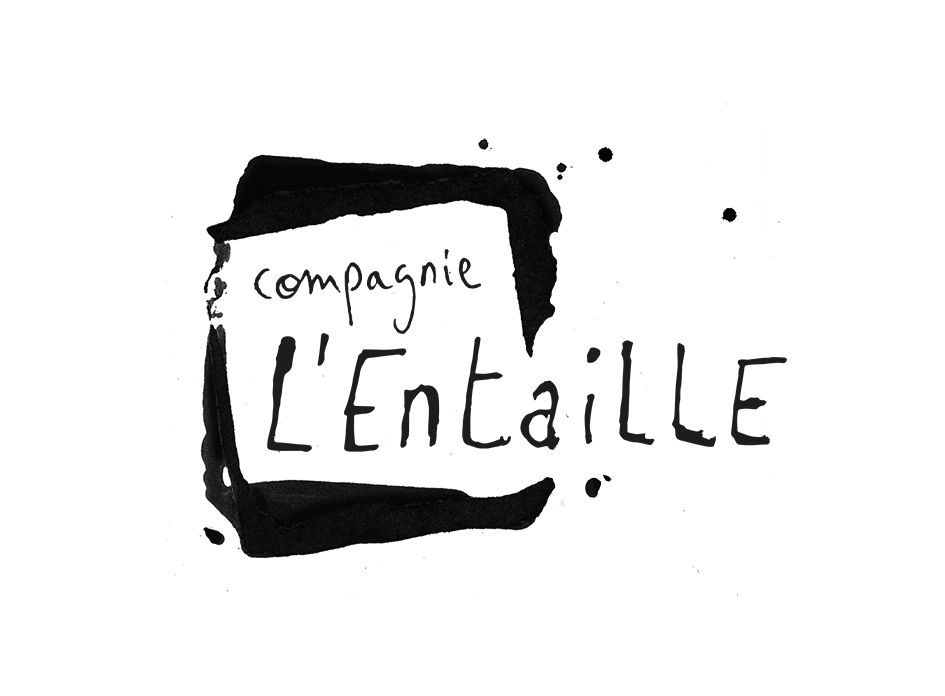

La compagnie L’Entaille est une compagnie d’arts en espace public, à l’initiative de l’autrice, metteure en scène et performeuse Laëtitia Madancos.

La compagnie L’Entaille impose sa marque de fabrique par des effractions dans le réel qui combattent sans relâche le cloisonnement de nos espaces de vies et l’indifférence humaine. Son terrain de jeu c’est dehors. Là où la rencontre prend corps. Là où le récit prend place. L’Entaille c’est une écriture, des créations qui nous emmènent avec poésie à regarder l’autre pour se regarder soi-même, et interroger notre manière d’exister au monde.

Association crée en collégiale

Bastien Caillot – Architecte
Flora Jacqueline – Agrégé de géographie, professeure d’histoire et de géographie
Hélène Miquel – professeure d’éducation socioculturelle
Marine Rivoire – Chargé de développement et production